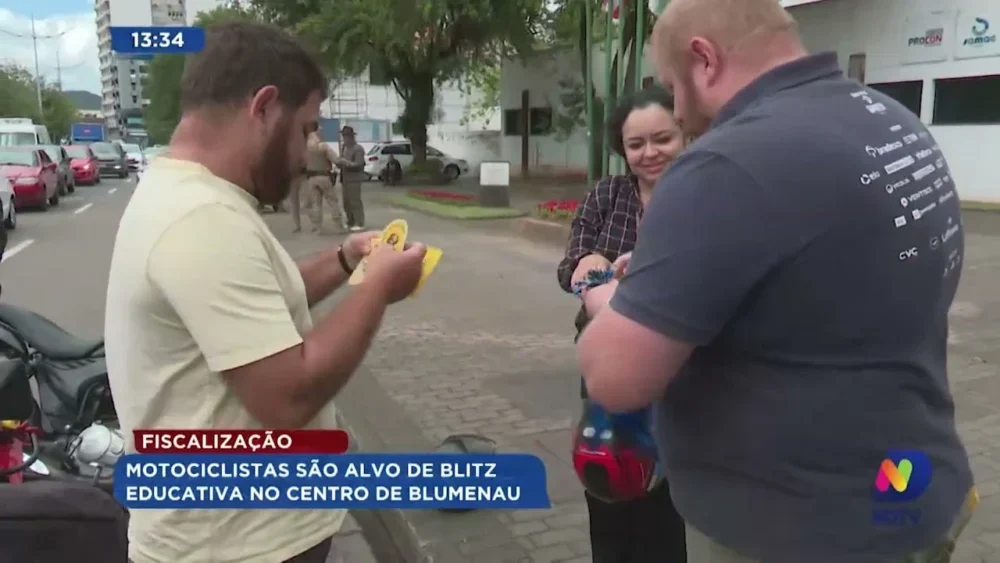 Blitz educativa para motociclistas no Centro de Blumenau