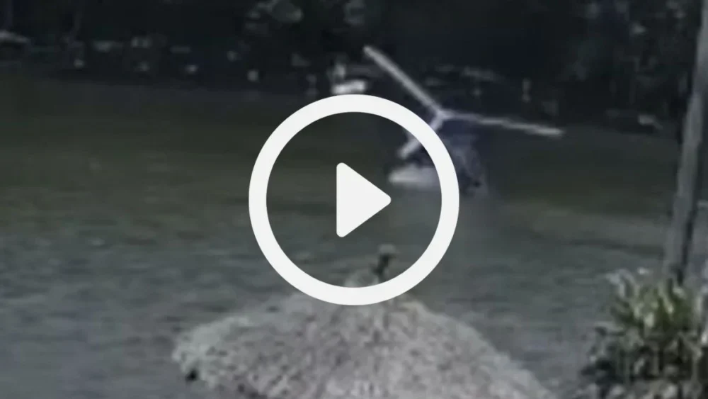 Helicóptero cai em lago em São Roque; duas pessoas a bordo