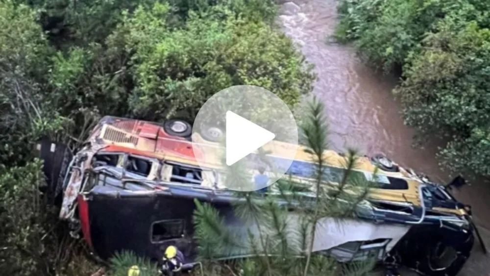 Tragédia na Argentina: ônibus despenca de ponte e deixa mortos