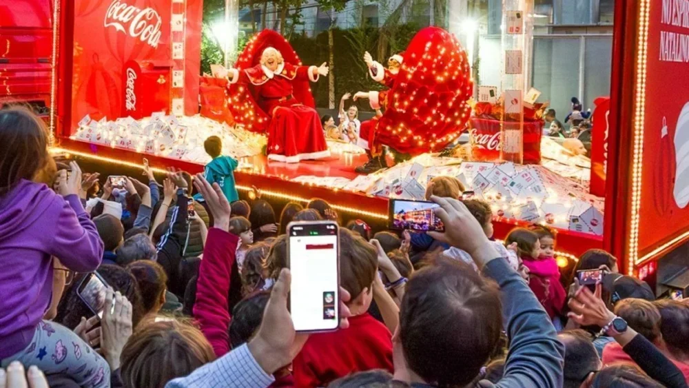 Caravana de Natal da Coca-Cola ilumina 12 cidades em SC