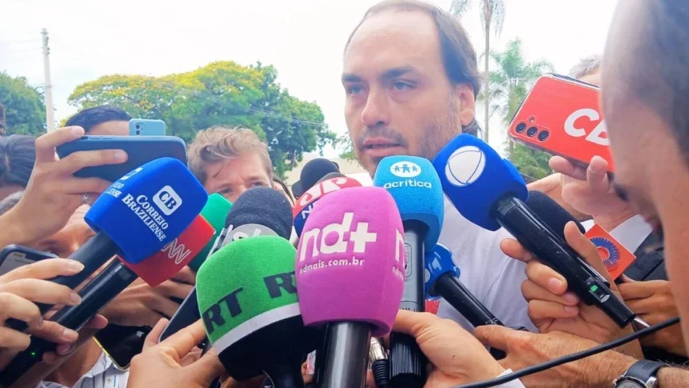 Carlos Bolsonaro relata encontro emocional com pai na PF