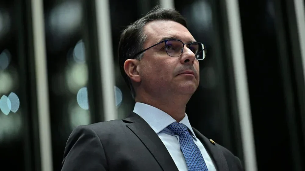 Flávio Bolsonaro lança campanha para apoiar famílias de policiais