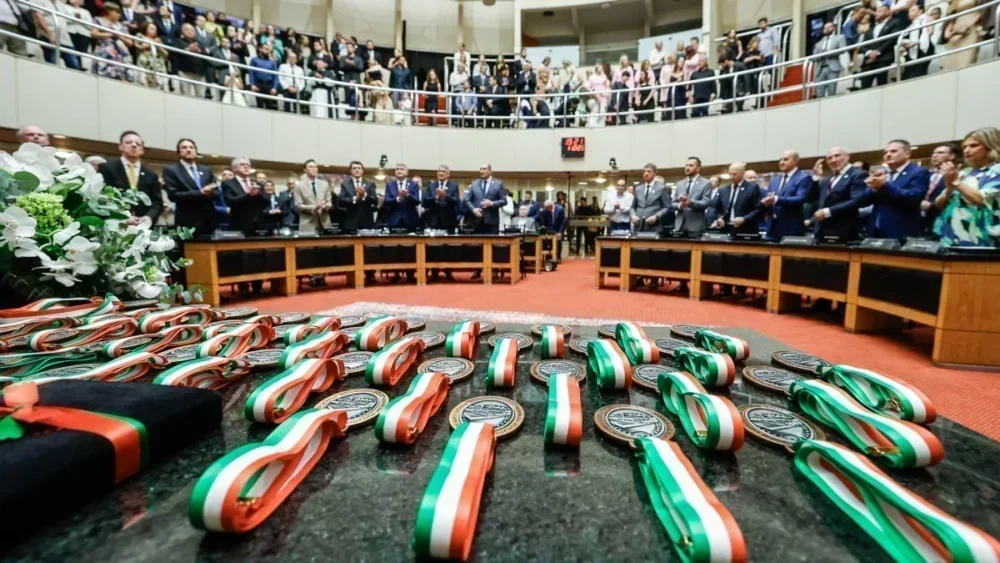 Alesc reconhece cidadãos e entidades que impactam SC