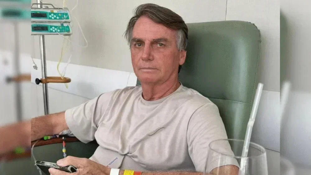 Bolsonaro solicita cirurgias urgentes e prisão domiciliar