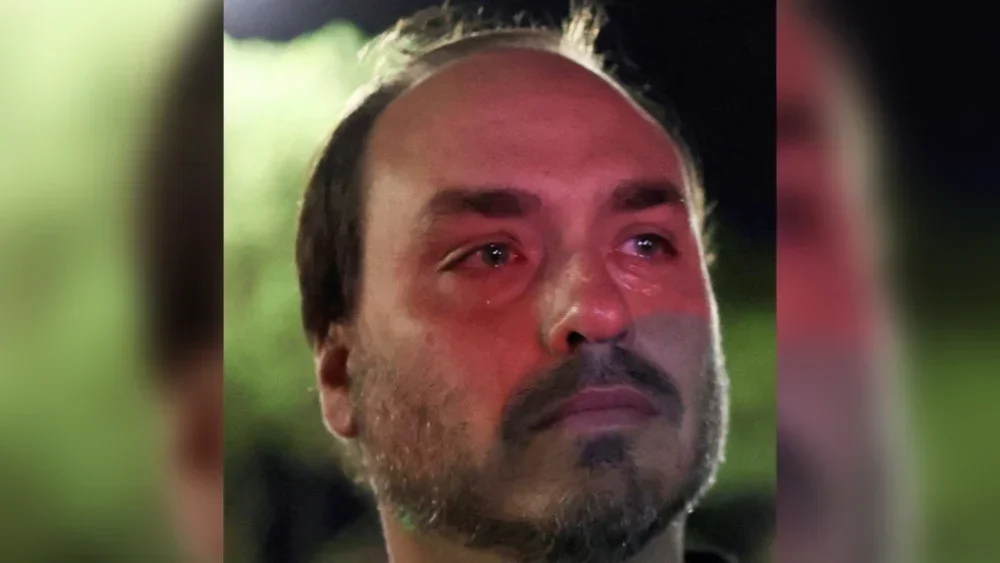 Carlos Bolsonaro critica decisão de Moraes em seu aniversário