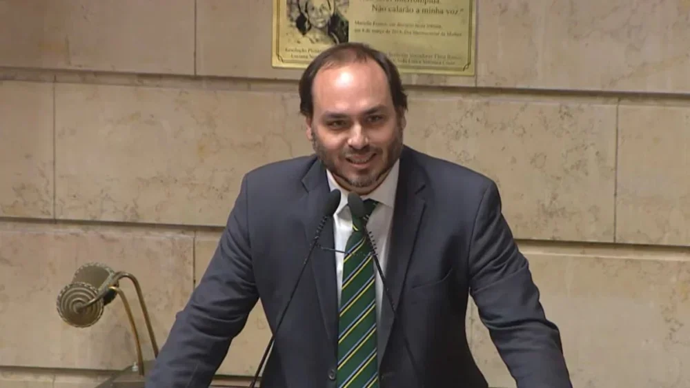 Carlos Bolsonaro renuncia ao cargo e mira Senado em SC