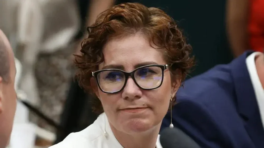 CCJ aprova cassação de Carla Zambelli; votação no plenário hoje