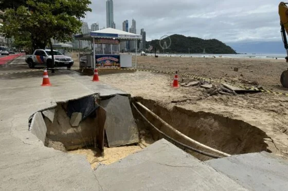 Chuva intensa causa alagamentos em Balneário Camboriú