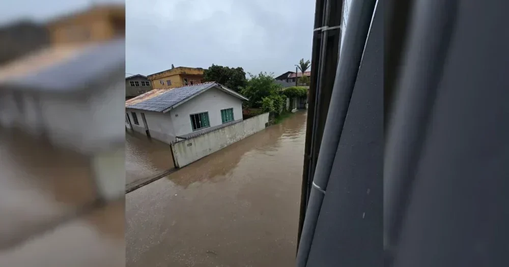 Ciclone causa alagamentos e danos em Imbituba, SC