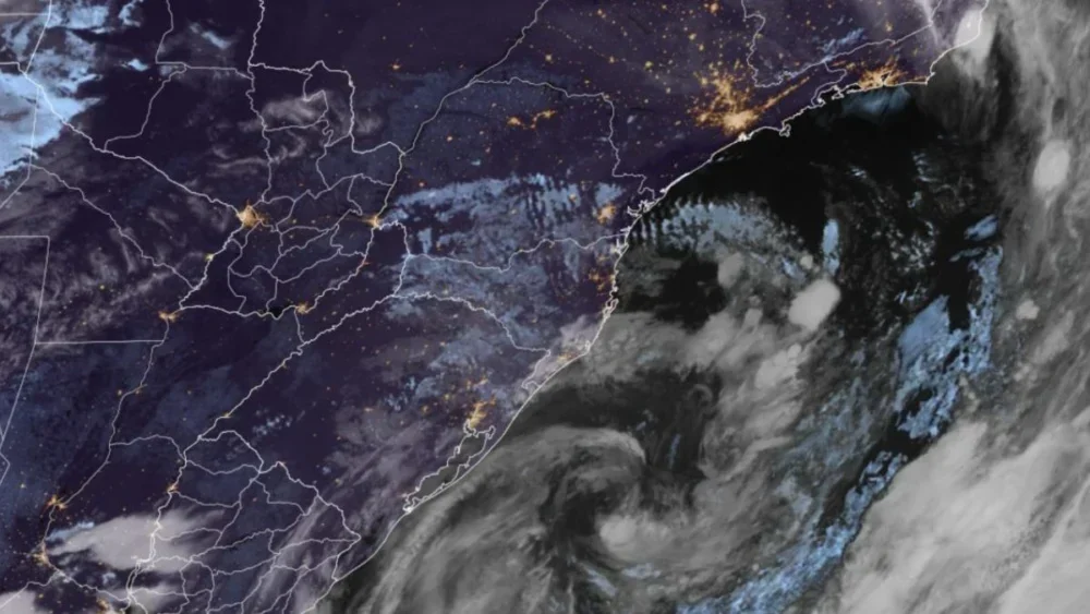 Ciclone em SC: Ventos ainda fortes e previsão de chuvas