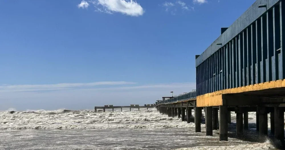 Ciclone provoca ondas de 4 metros e afeta praias de SC