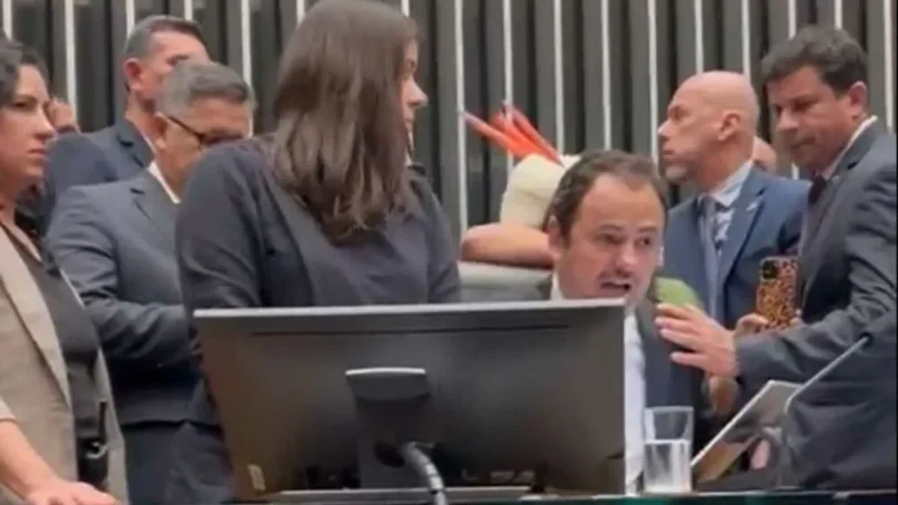 Controvérsia no Congresso: Hugo Motta e a Retirada de Deputado