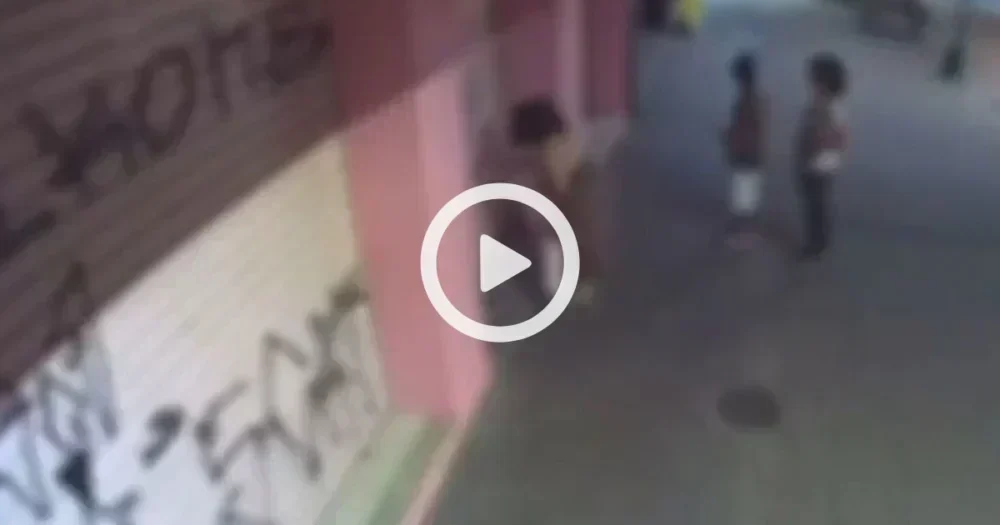 Estudantes repintam loja após pichação viral em SC