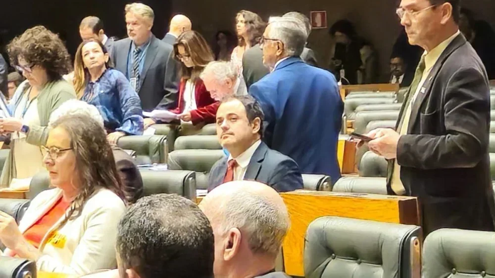 Glauber Braga defende mandato em discurso na Câmara