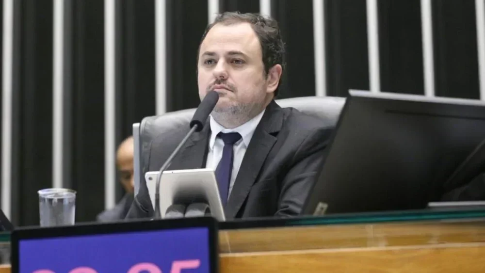 Glauber Braga tem mandato suspenso por seis meses