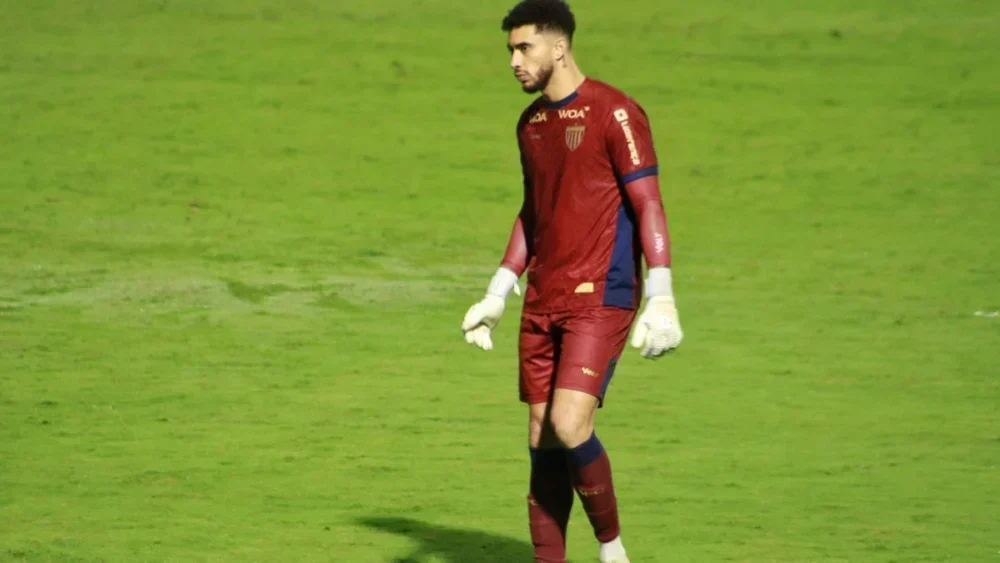 Goleiro César do Avaí pede rescisão de contrato na Justiça