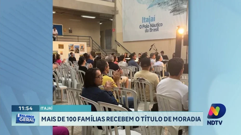 Itajaí entrega títulos de moradia a mais de 100 famílias