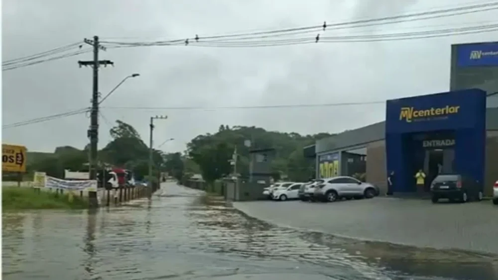 Santo Amaro da Imperatriz enfrenta emergência após forte chuva