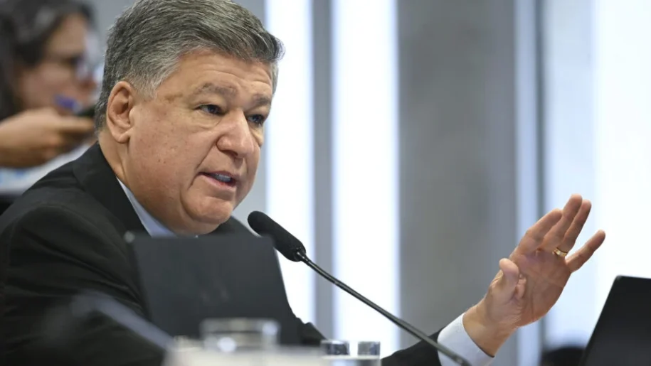 Carlos Viana cobra depoimento de Daniel Vorcaro e critica ‘blindagem’ judicial