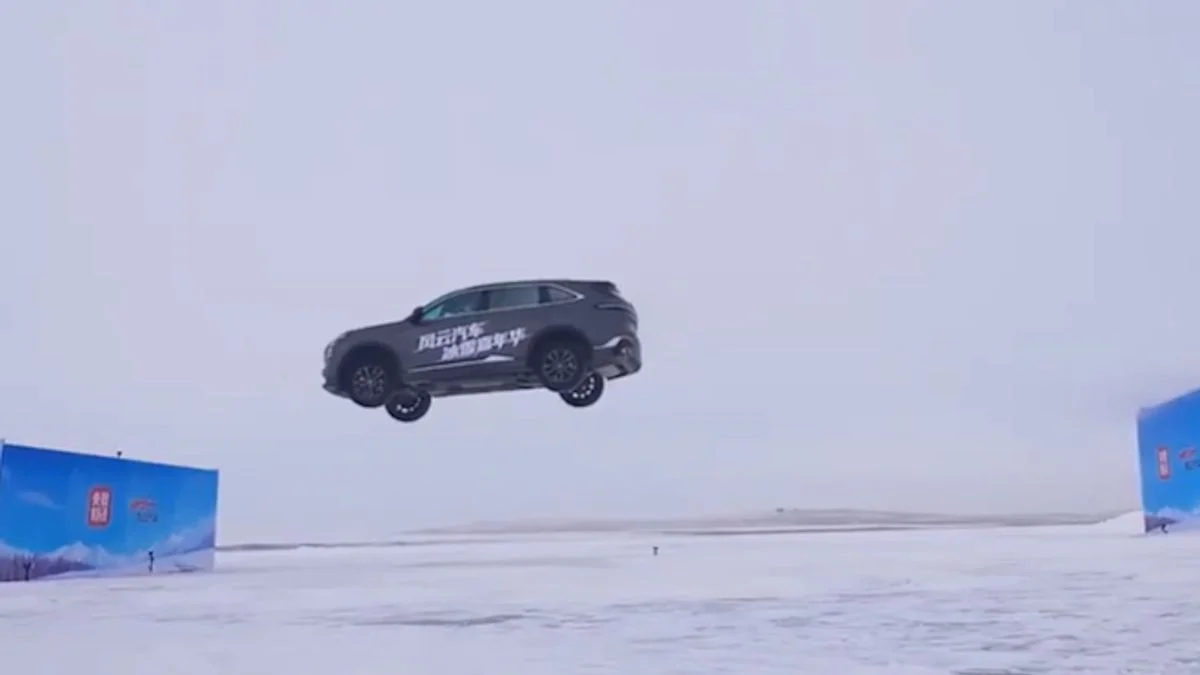 Changan CS75 Plus quebra recorde de salto em rampa de gelo a 30 graus negativos