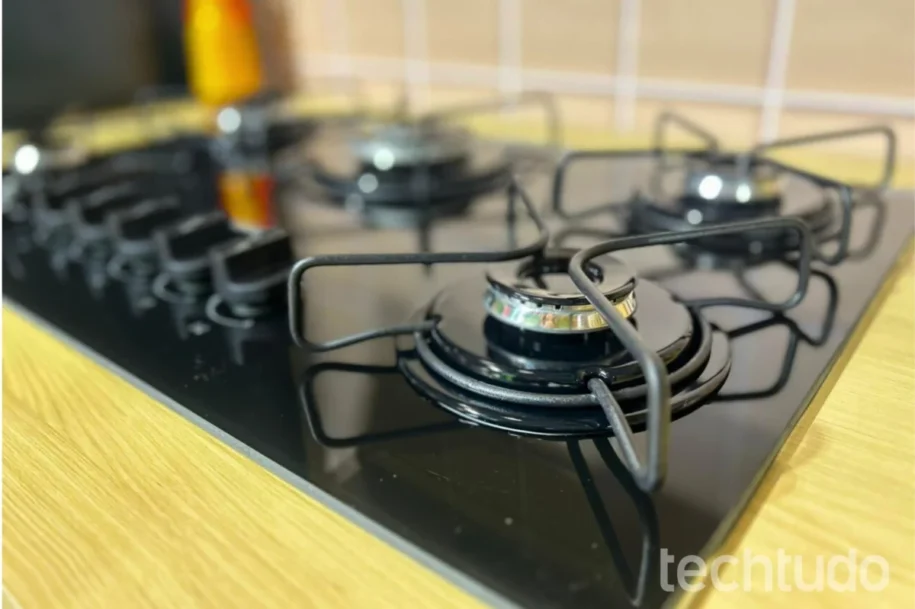 Cooktop KitchenAid dispara acendedor sozinho; entenda as causas e soluções
