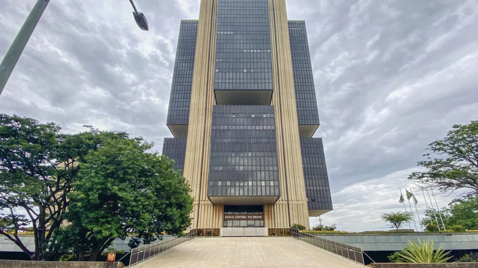 Copom decide manter taxa de juros em 15% ao ano em meio a incertezas econômicas