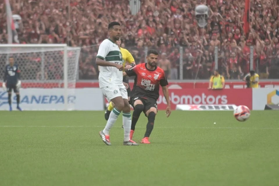 Coritiba vence Athletico por 1×0 e Lucas Ronier brilha em campo; Benavídez é criticado