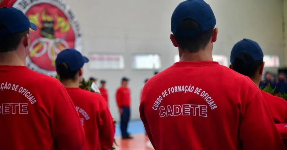 Corpo de Bombeiros de SC abre 110 vagas com salários de até R$ 21 mil e inscrições até 2026