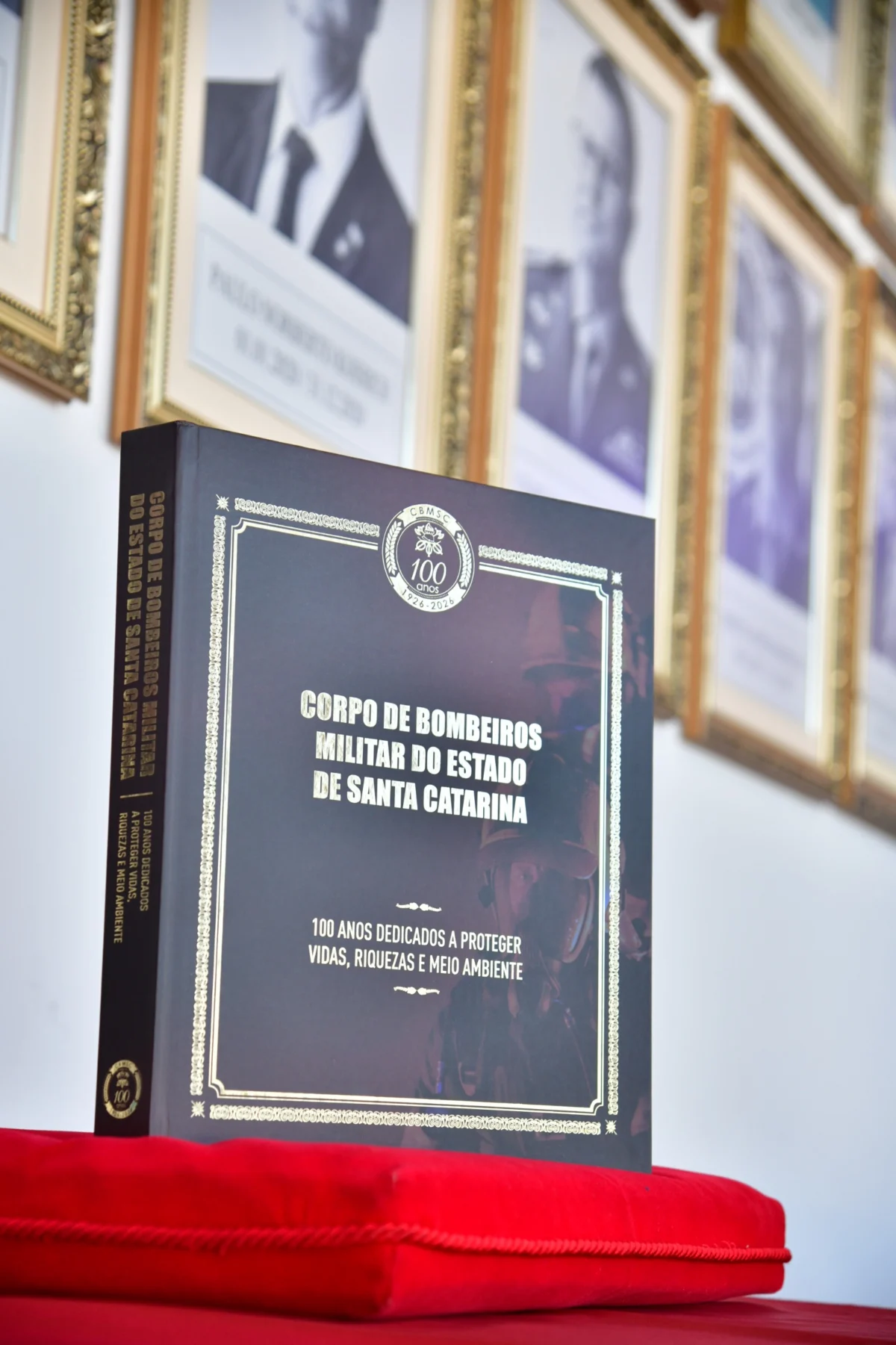 Corpo de Bombeiros Militar de SC lança livro e calendário para celebrar 100 anos de história