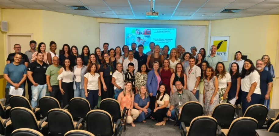 Corregedora Amanda de Abreu destaca saúde ocupacional em evento da SES