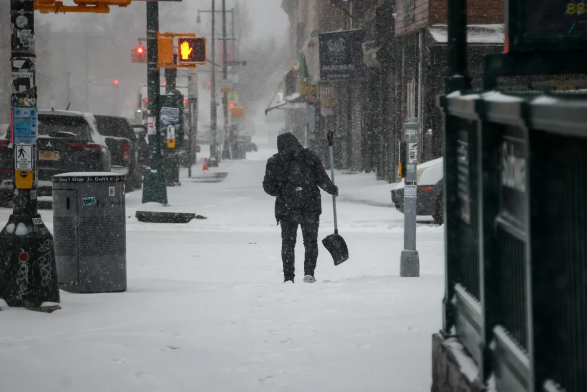 Donald Trump declara emergência em 11 estados após tempestade deixar 850 mil sem energia