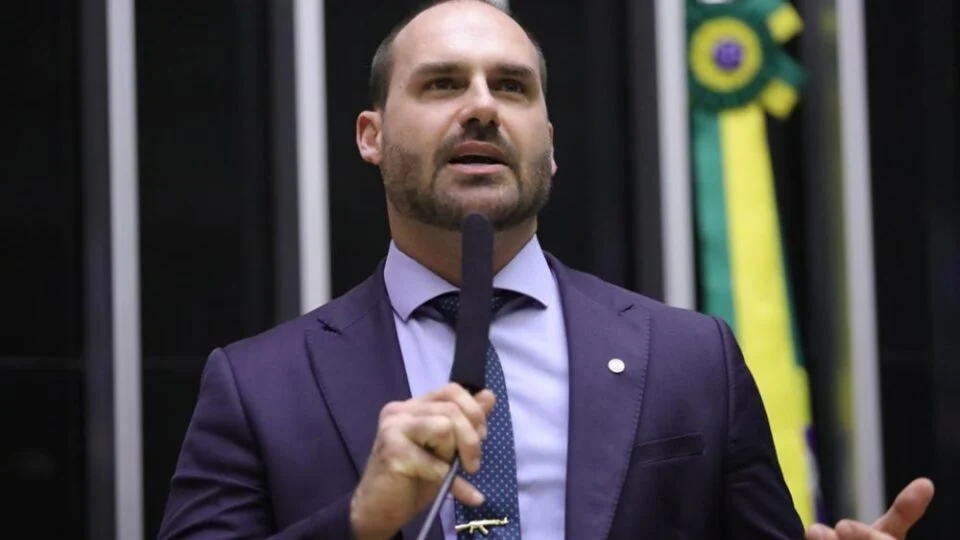 Eduardo Bolsonaro ironiza Tarcísio de Freitas, que aparece em sétimo lugar nas redes