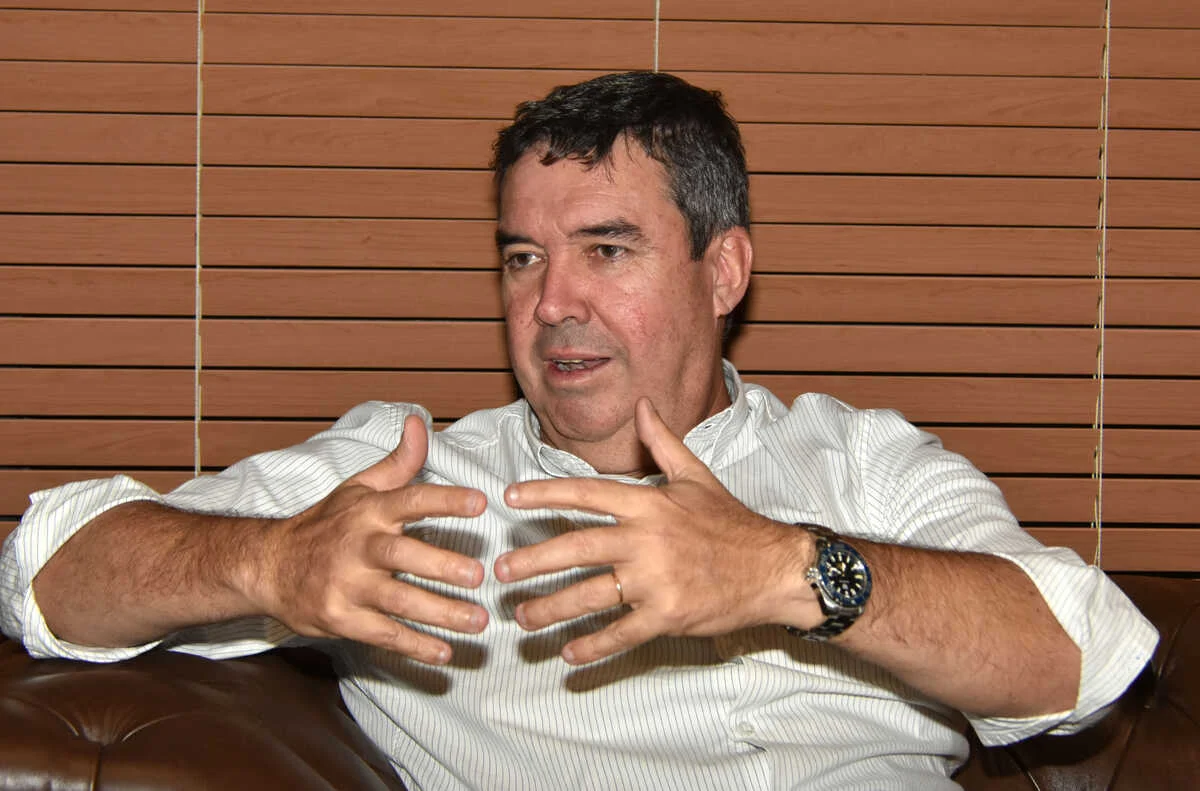 Eduardo Riedel reassume governo de MS após férias e se prepara para reeleição