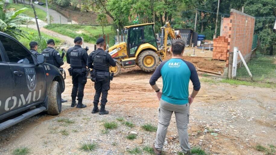 FAACI e Guarda Municipal realizam demolição de construção ilegal em Itapema