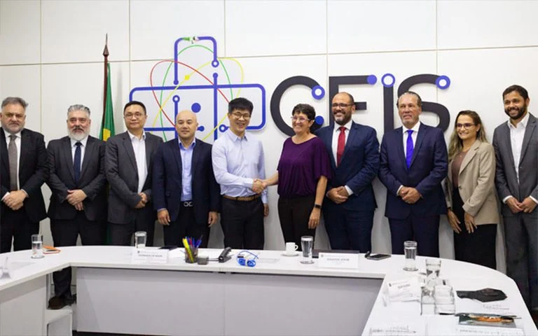 Fernanda De Negri recebe comitiva da Sinopharm para fortalecer produção de vacinas