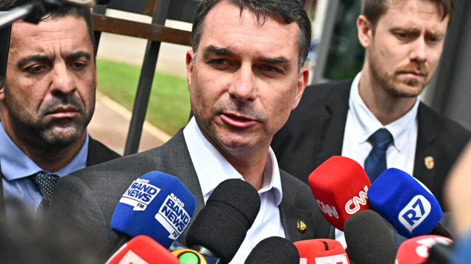 Filipe Sabará defende Flávio Bolsonaro e critica apoio de Tarcísio ao mercado