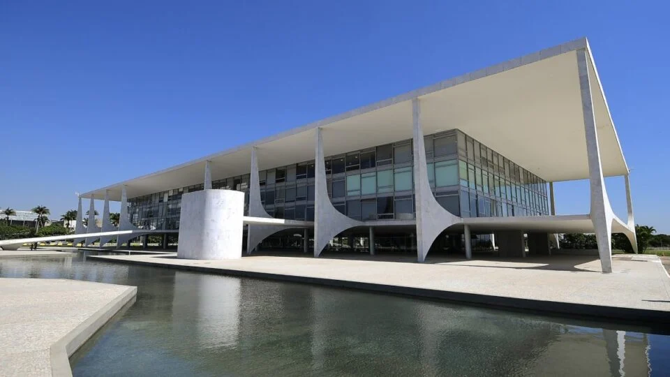 Flávio Bolsonaro desponta como favorito da direita para enfrentar Lula em 2026