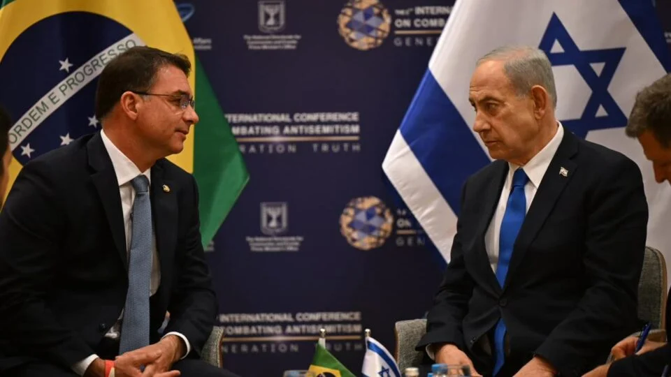Flávio Bolsonaro promete retomar relações comerciais com Israel em 2027 após encontro tenso