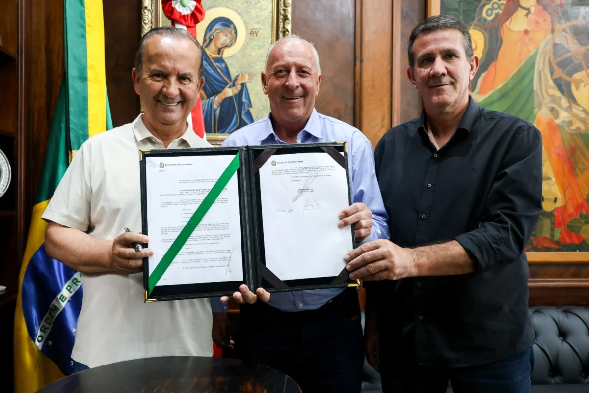 Governador Jorginho Mello sanciona lei que proíbe leite em pó importado em SC