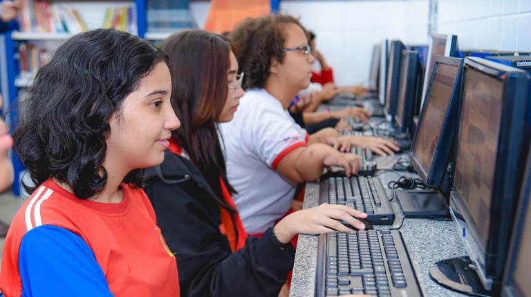 Governo do Brasil garante conexão em 71,8% das escolas de Minas Gerais até 2026