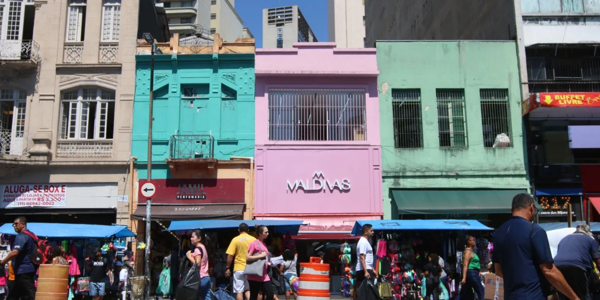 IBGE revela que Brasil atinge menor desemprego desde 2012, mas juros sobem a 15%