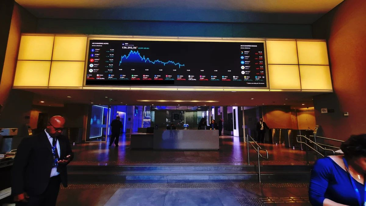 Ibovespa B3 fecha em queda de 0,84% após atingir máxima histórica de 186.449,75 pontos