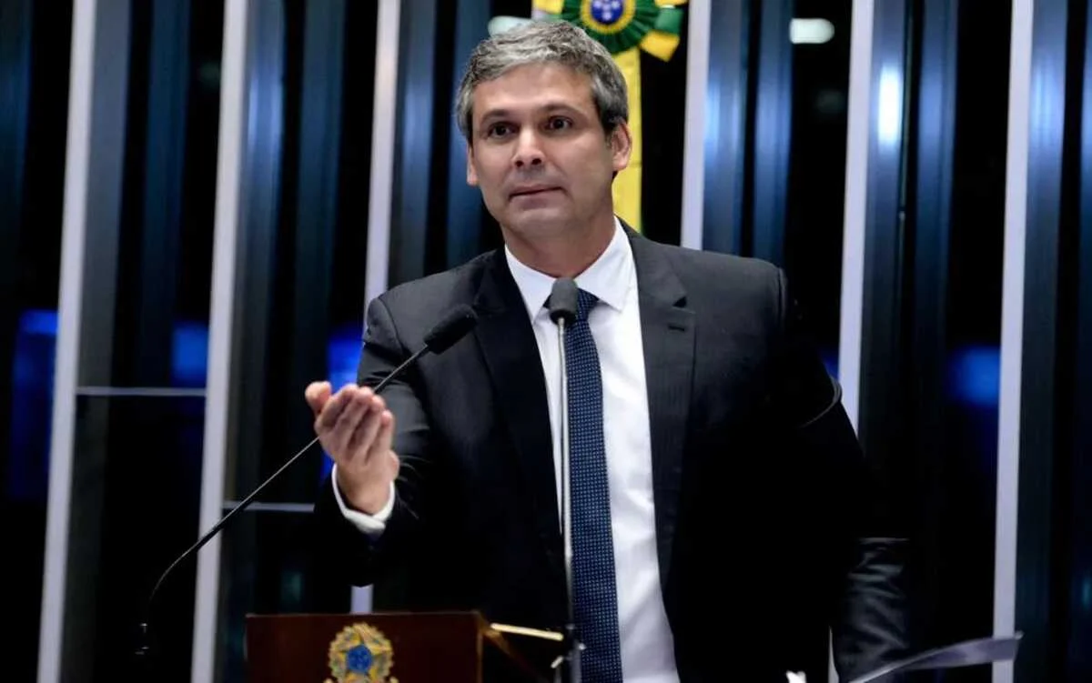 Lindbergh Farias revela que governo enviará proposta 6×1 com urgência constitucional