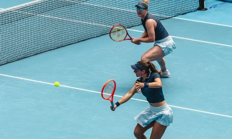 Luisa Stefani e Gabriela Dabrowski perdem semifinal do Australian Open para Danilina e Krunic