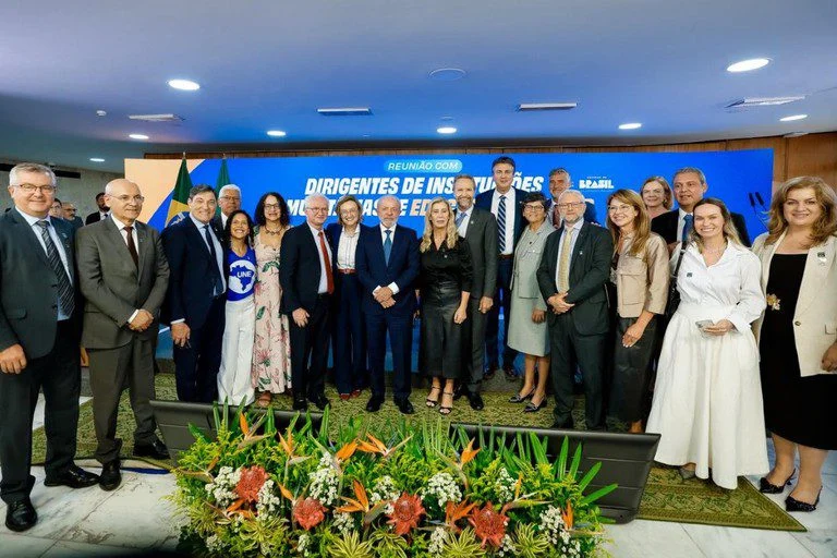 Lula assina decreto que garante recursos públicos para Instituições Comunitárias de Educação