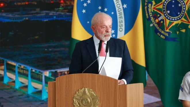 Lula assina MP que aumenta piso salarial de professores e gera polêmica