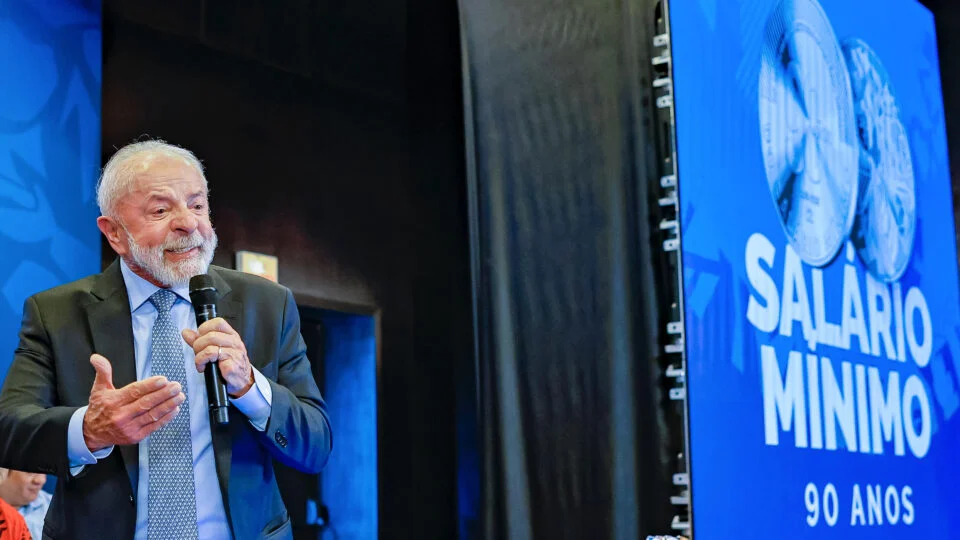 Lula critica salário-mínimo de R$ 1.621 e defende indexação ao PIB