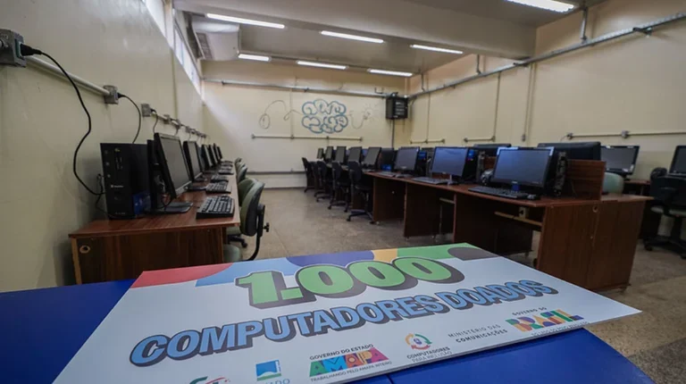 Ministério das Comunicações celebra doação de 70 mil computadores e impacto social