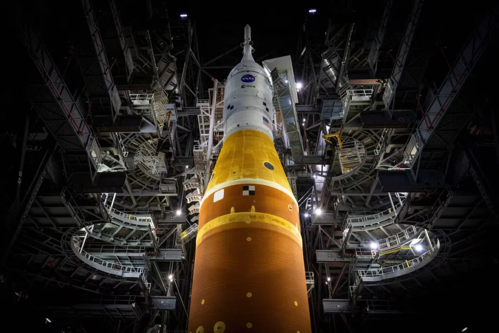 Nasa transporta foguete SLS para a Lua e prepara missão histórica em 2024