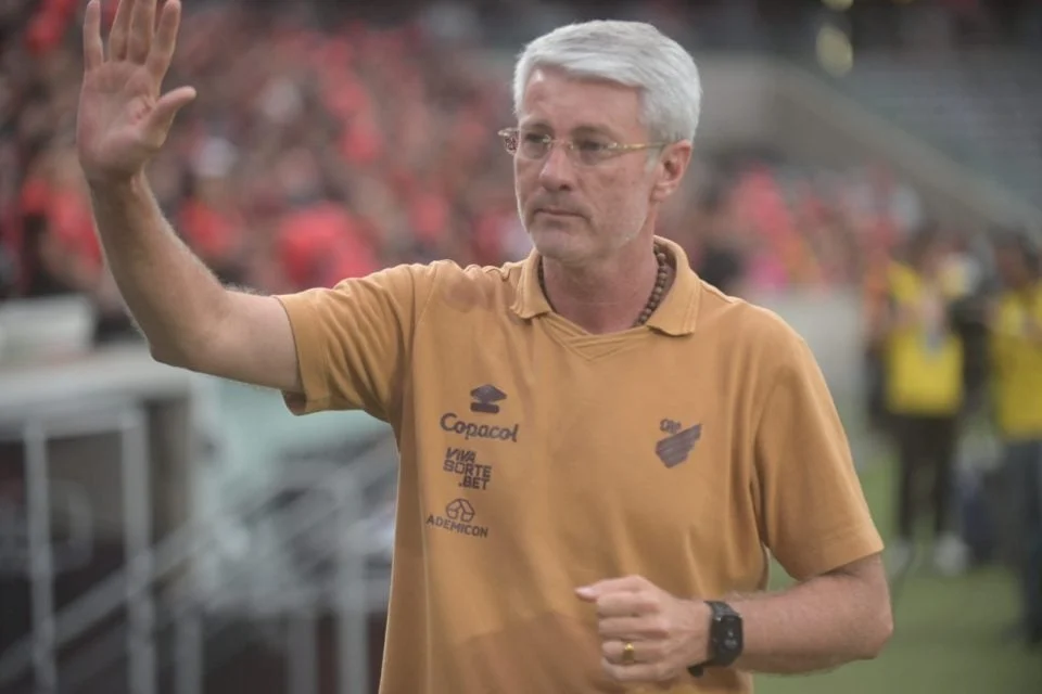 Odair Hellmann admite falhas do Athletico após derrota no Atletiba contra o Coritiba